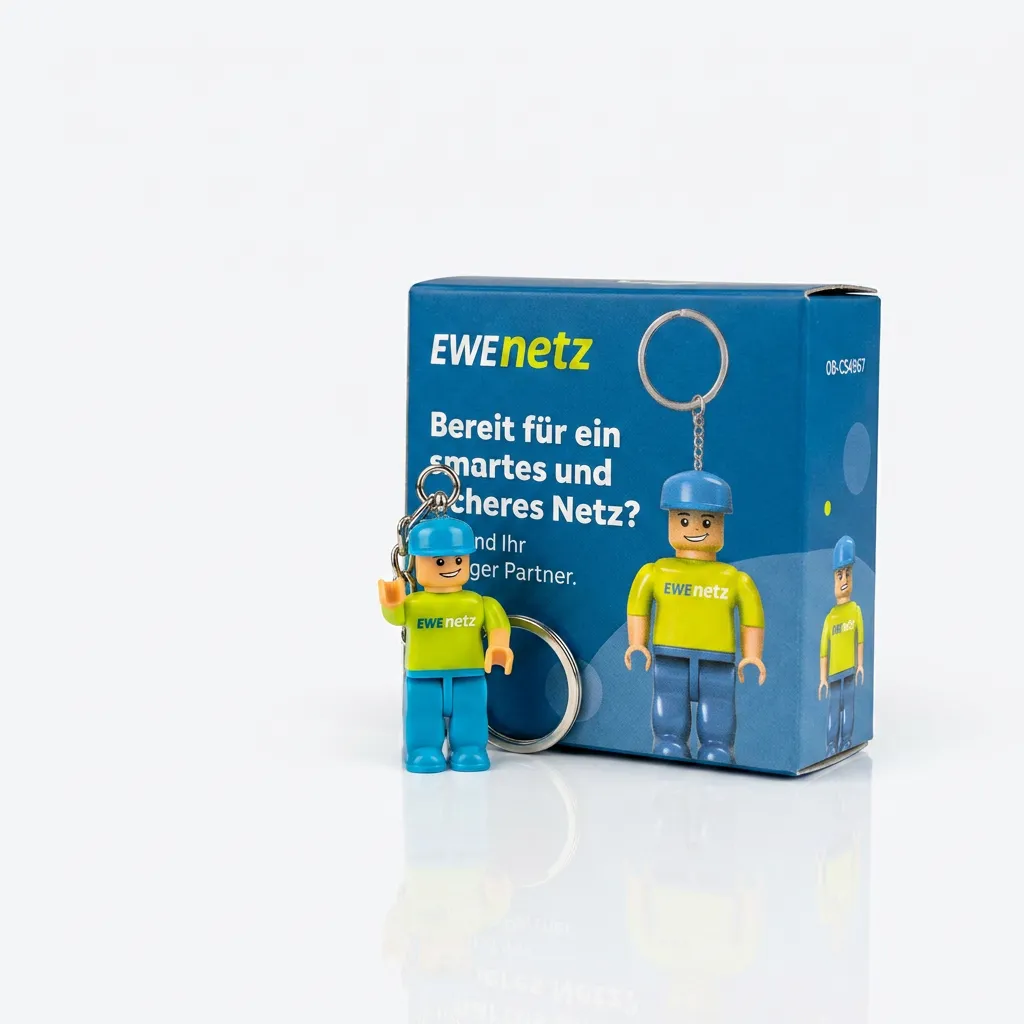 Minifigure brandizzata su portachiavi davanti alla sua confezione blu